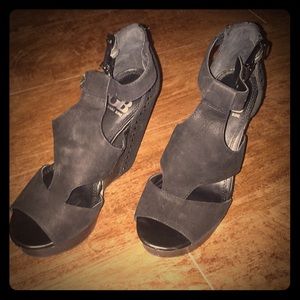 Adorable Gianni Bini black wedges